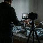 Der gefährlichste Ort für Frauen ist nicht die dunkle Gasse jedesleben-der-gefaehrlichste-ort-fuer-frauen-ist-nicht-die-dunkle-gasse-kamera-stativ